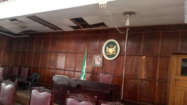 Nghị sĩ Nigeria chạy khỏi phòng họp vì rắn trên trời rơi xuống - Ảnh 1.