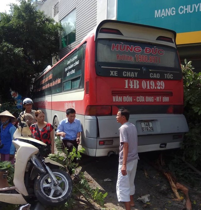 Tai nạn liên hoàn: 2 người chết nhiều người bị thương - Ảnh 1.