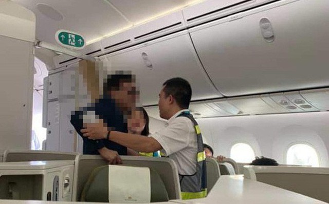 Cảng vụ hàng không lên tiếng việc đại gia địa ốc bị tố sàm sỡ cô gái trên máy bay Vietnam Airlines - Ảnh 2.