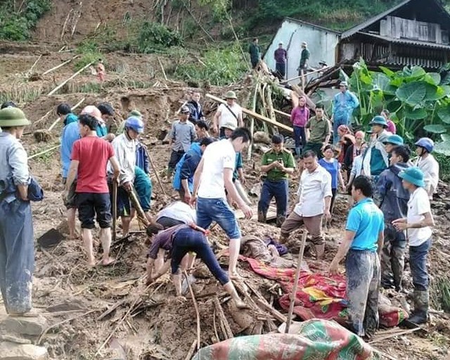 Mưa lớn gây sạt lở ở Hà Giang khiến 4 người thương vong, 5 con trâu bị sét đánh chết - Ảnh 3.