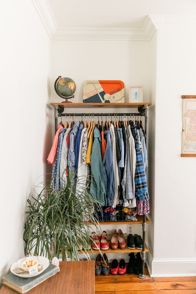 Những giải pháp lưu trữ quần áo sáng tạo dành riêng cho không gian nhỏ  - Ảnh 1.