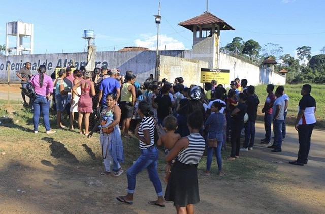 Kinh hoàng bạo loạn làm 57 người chết ở nhà tù Brazil, 16 người bị chặt đầu - Ảnh 1.