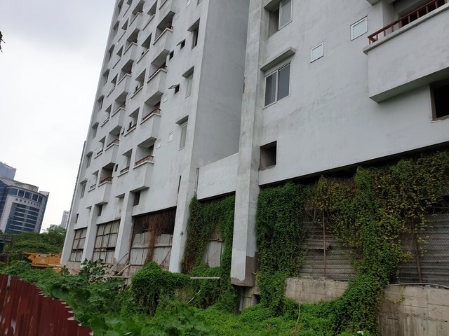 Hà Nội: Hàng trăm căn hộ tái định cư trên đất vàng quận Cầu Giấy rong rêu phủ kín - Ảnh 13.
