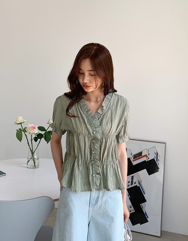 4 mẫu áo blouse chống chỉ định chị em diện đi làm bởi kiểu hở hang quá, kiểu thì “bô nhếch” kém sang - Ảnh 1.