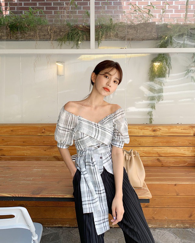 4 mẫu áo blouse chống chỉ định chị em diện đi làm bởi kiểu hở hang quá, kiểu thì “bô nhếch” kém sang - Ảnh 6.