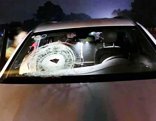 Xe Mercedes bị ném đá vỡ kính khi đang lưu thông trên cao tốc Hà Nội – Thái Nguyên - Ảnh 1.