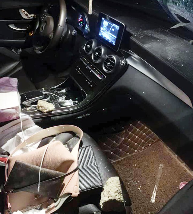 Xe Mercedes bị ném đá vỡ kính khi đang lưu thông trên cao tốc Hà Nội – Thái Nguyên - Ảnh 2.
