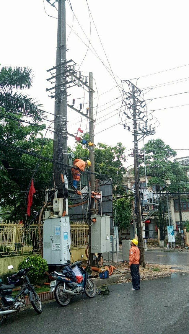 Công nhân Công ty Điện lực Quảng Ninh đang kiểm tra và khắc phục sự cố do mưa bão