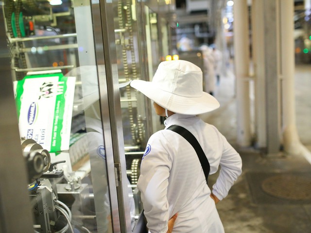 
Các vị khách nhí thích thú khám phá từng công đoạn sản xuất của những hộp sữa học đường mà các con uống mỗi ngày.
