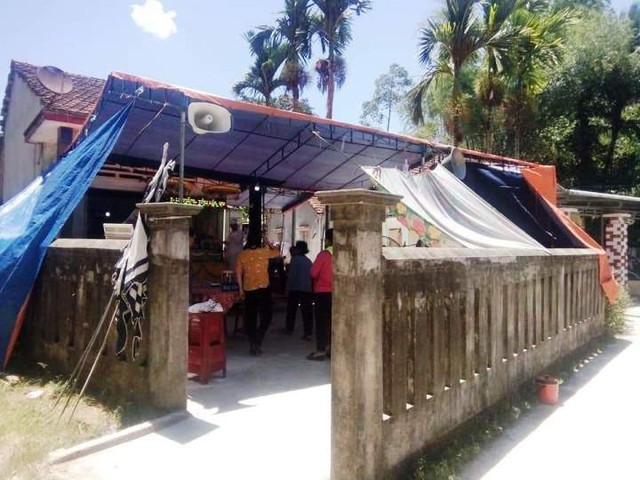 Căn nhà - nơi xảy ra sự việc. Đám giỗ gia tiên lại thêm đám ma. Cảnh tượng người trong một nhà tước đi mạng sống của nhau khiến ai ai cũng nghẹn lòng.