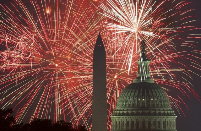 Pháo hoa ở Công viên Quốc gia National Mall ở Washington, DC ngày 4/7/2017. Ảnh: AFP