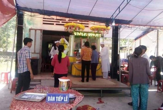 Gia đinh tổ chức tang lễ cho người mẹ, người vợ xấu số.