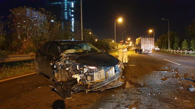Hà Nội: Ô tô con biến dạng sau cú đâm mạnh với xe tải trên đại lộ Thăng Long - Ảnh 1.
