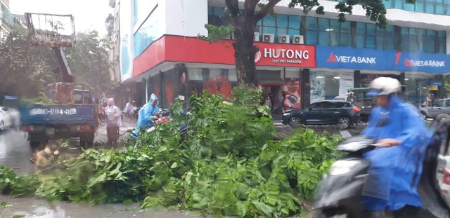 Tin mới nhất về bão Mun: Đã có người tử vong, một người may mắn sống trong tình huống vô cùng hi hữu - Ảnh 4.