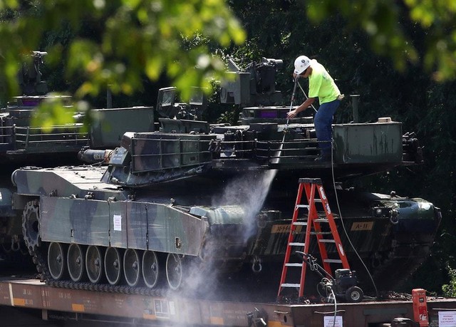 Xe tăng M1 Abrams chuẩn bị được trưng bày trong các buổi lễ 4/7 ở thủ đô. Ảnh: Getty.