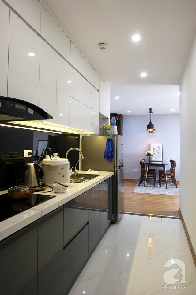 
Hệ thống tủ bếp trên và dưới được thiết kế khá tiện dụng, ngăn nắp, hiện đại.
