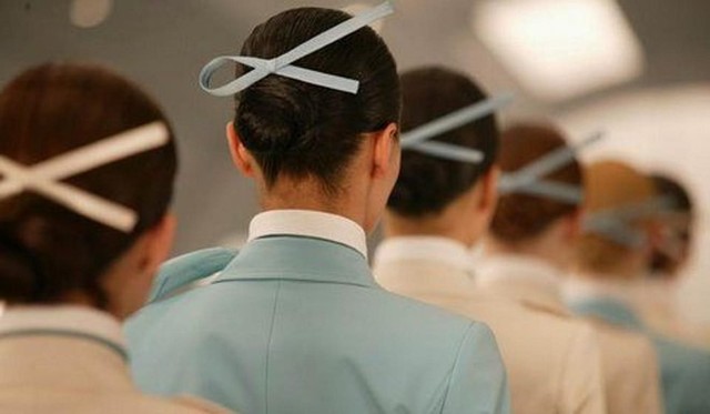 
Bộ đồng phục của hãng được sáng tạo bởi nhà thiết kế người Italy Ferré. Đây là sự pha trộn giữa màu xanh nhẹ nhàng và màu trắng kem thanh lịch. Chi tiết khá thú vị ở bộ trang phục này chính là chiếc khăn cổ và những chiếc kẹp tóc giống như ruy-băng, gần giống như Binyeo, một phụ kiện tóc truyền thống của Hàn Quốc. Ảnh: Korean Air.
