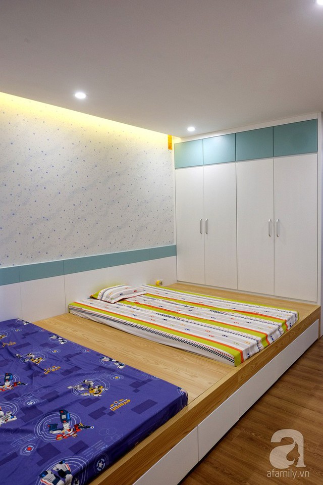
Giường phản kết nối kệ đựng sách và tủ ở hai phía tường đối diện giúp góc nhỏ rộng hơn, tiện dụng hơn.
