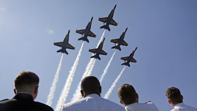 Đội bay Blue Angels của Hải quân Mỹ mừng lễ tốt nghiệp và phân công công tác ở Học viện Hải quân Mỹ ở Annapolis, Maryland ngày 27/5/2016. Ảnh: AP.