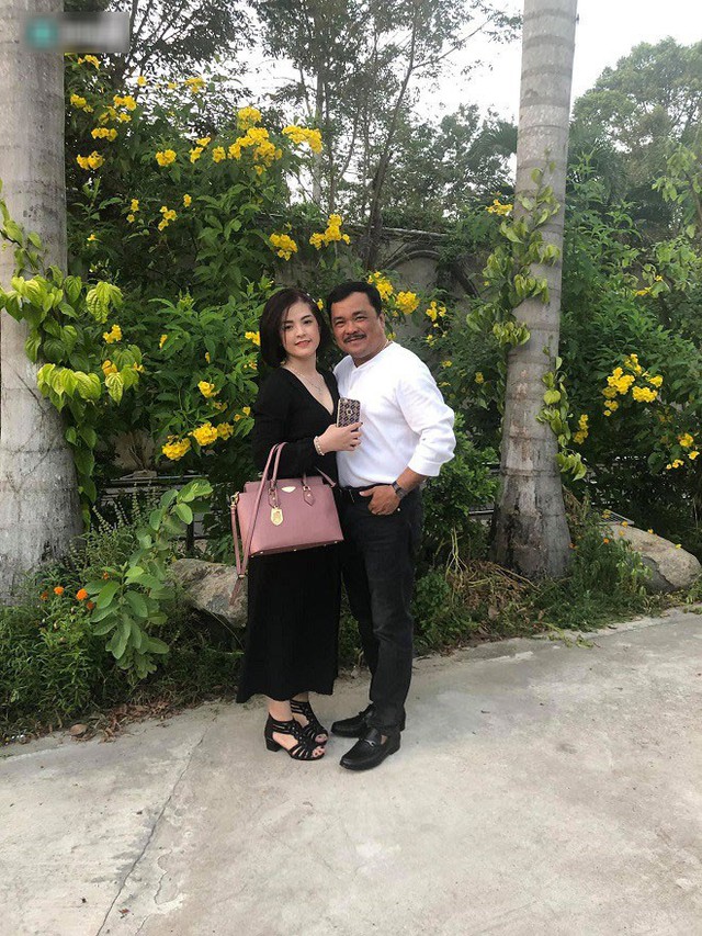 Vợ của đạo diễn Nguyễn Phương Điền có nhan sắc không thua gì hoa hậu, người mẫu, diễn viên. Dù nhiều người gợi ý đưa vợ đi diễn nhưng đạo diễn phim Âm tính nhất định gạt đi vì sợ... mất vợ.