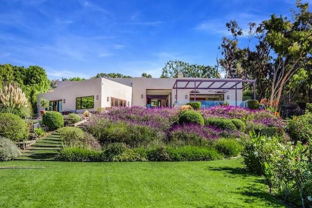 
Biệt thự của Chris Hemsworth rộng gần 430 m2 với 4 phòng ngủ, 4 phòng tắm, nằm trên một ngọn đồi phủ đầy hoa lá.
