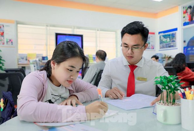 Thí sinh nộp hồ sơ học bạ vào một trường đại học ở TPHCM
