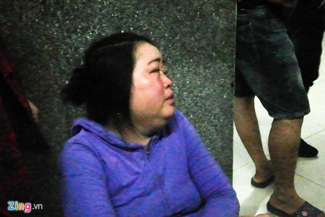 Bà Nguyễn Thị Thu Thảo (mẹ Hiền) ngồi khóc dưới sàn nhà. Ảnh: Tiến Đạt.