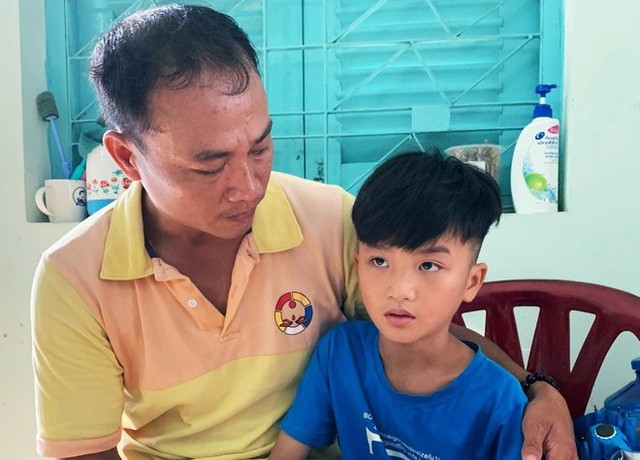 Sự thật bé trai 8 tuổi đi lạc 4 tháng ở Sài Gòn vì bị bố bạo hành - Ảnh 2.