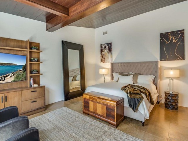 
Phòng ngủ chính với sàn đá và nội thất bằng gỗ tạo nên không gian ấm áp. Ở đây còn có một khu vực riêng được dùng để tiếp khách.
