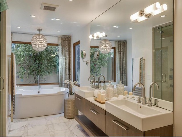 
Phòng tắm chính sang trọng, được lát đá cẩm thạch và mang đậm phong cách Italy.

