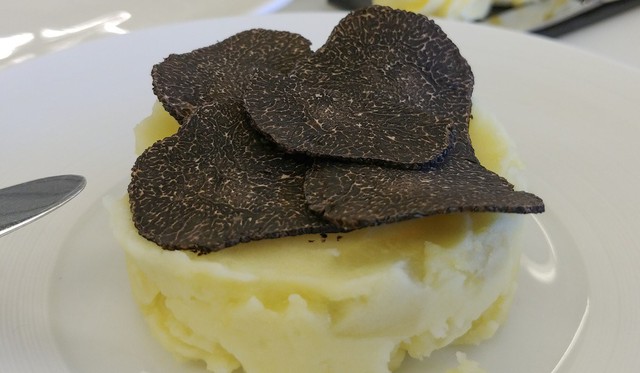 
Món khoai tây kèm nấm truffle được chuẩn bị cho một chuyến bay tại sân bay Zurich. (Ảnh: South China Morning Post)
