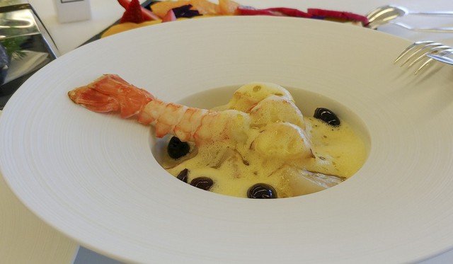 
Món French langoustine ăn kèm với sò điệp sốt champagne và Sabayon của Bijoux Catering. (Ảnh: South China Morning Post)
