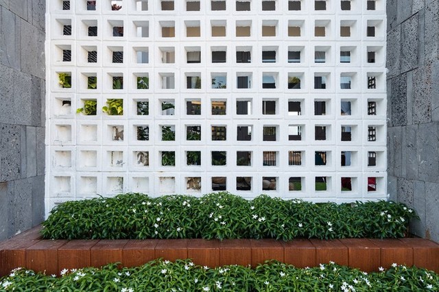 Kiến trúc sư đã thiết kế một bức tường gạch thông gió ngay mặt tiền, vừa đảm bảo nhà thoáng mát, vừa mang tính thẩm mỹ, vừa tạo cảm giác thân thiện với hàng xóm xung quanh.