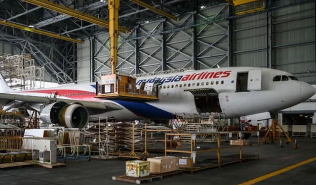Máy bay của hãng hàng không Malaysia Airlines bên trong một nhà chứa ở Kuala Lumpur.