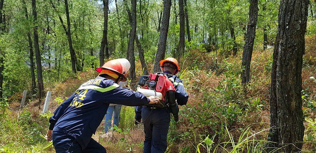 Tiếp tục cháy lớn tại Hà Tĩnh, huy động hàng trăm người dập lửa - Ảnh 3.