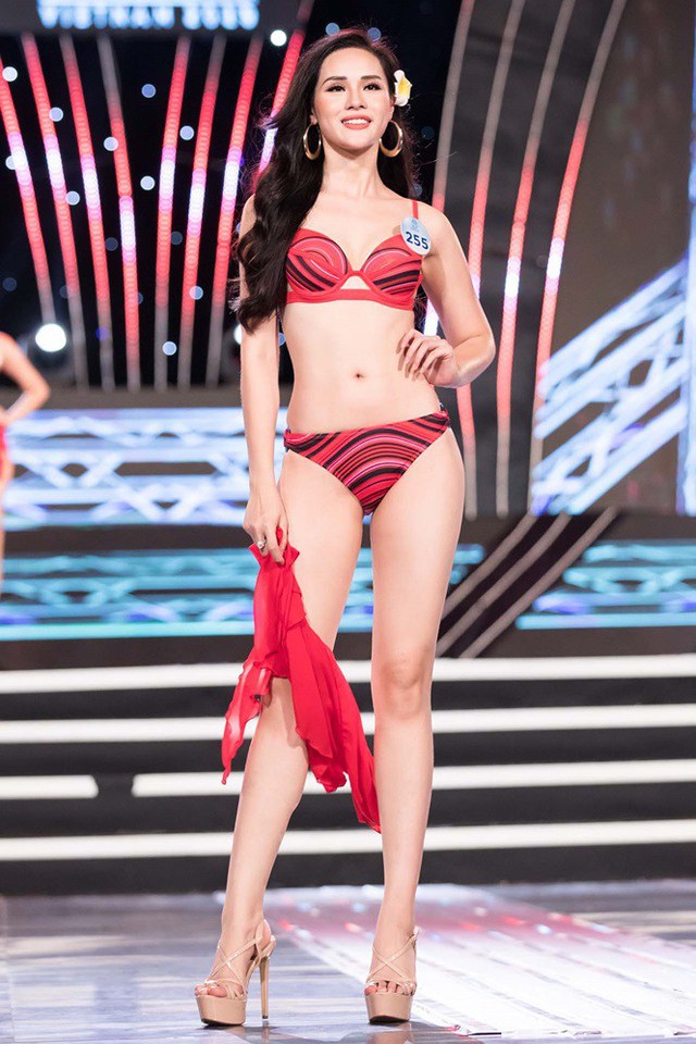 Huyền Trang trình diễn bikini trong đêm chung khảo phía Bắc Miss World Vietnam 2019.