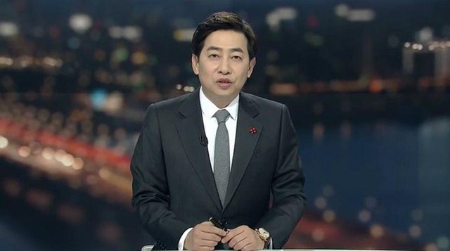 MC kỳ cựu của Hàn Quốc bị bắt khi đang chụp lén một người phụ nữ.