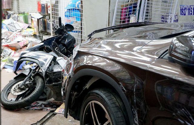 Ôtô tông 6 xe máy ở Sài Gòn, hai người bị thương - Ảnh 2.