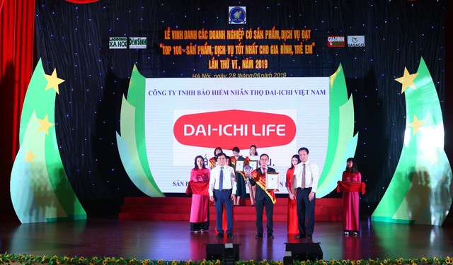 
Ông Trần Thanh Tú – Phó Tổng Giám đốc Pháp lý, Pháp chế và Đối ngoại, Dai-ichi Life Việt Nam nhận giải thưởng Top 100 Sản phẩm Dịch vụ tốt nhất cho Gia đình và Trẻ em ngày 28/6/2019
