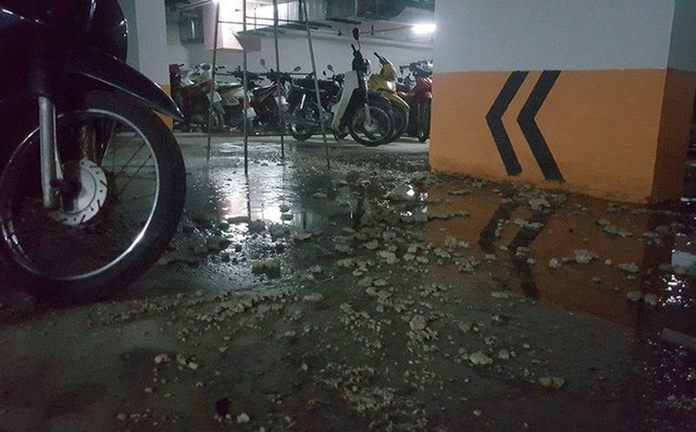 Hà Nội: Hầm gửi xe khu đô thị Thanh Hà bốc mùi hôi thối nồng nặc, tràn ngập nước thải - Ảnh 1.