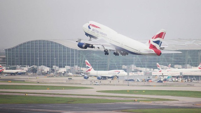 1 máy bay của hãng British Airways cất cánh từ sân bay Heathrow