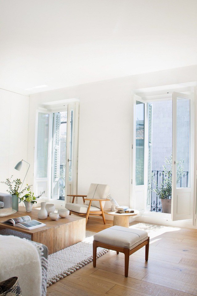 
Một phòng khách trung tính với đồ nội thất bằng gỗ và một tấm thảm thoải mái trông rất tươi sáng.
