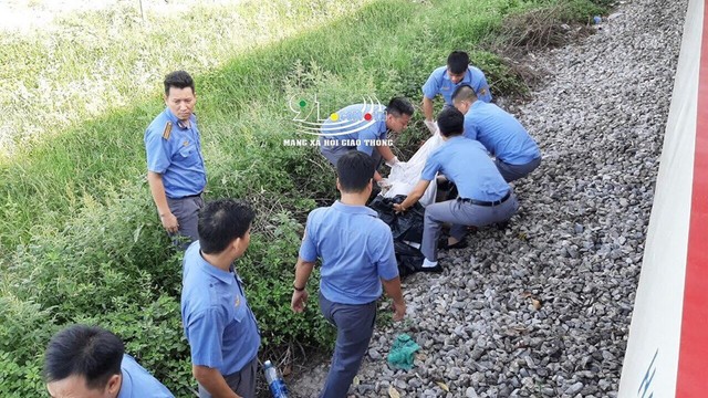 Hà Nội: Không quan sát khi băng qua đường sắt, một người đàn ông bị tàu cán tử vong - Ảnh 2.