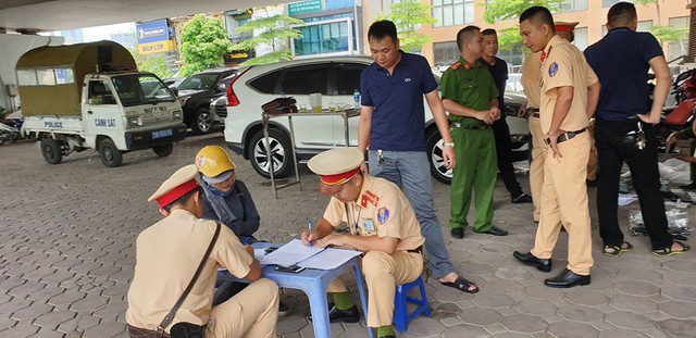 Hà Nội: Phát hiện người phụ nữ vận chuyển số lượng lớn súng tự chế - Ảnh 3.