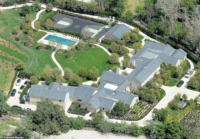Rapper Kanye West và Kim Kardashian - cô Kim siêu vòng ba - mua biệt thự ở khu Hidden Hills với giá 20 triệu USD vào năm 2014. Đôi vợ chồng chuyển đến đây sinh sống vào năm 2017 sau khi dành 3 năm cải tạo căn nhà. Ảnh: Coleman-Rayner.