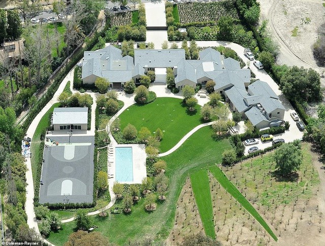 Đôi vợ chồng thị phi chi đậm vào các hạng mục nâng cấp biệt thự như thay bể bơi, xây sân bóng rổ, làm những đường đi riêng trong khuôn viên, làm hàng rào bằng cây cối với giá hơn 100.000 USD... Tuy nhiên, khu nhà không có sân chơi ngoài trời nào dành cho trẻ em. Bà Kris Jenner - mẹ của chị em Kardashian - nói giá trị biệt thự vợ chồng West đang ở bây giờ lên đến 60 triệu USD. Ảnh: Coleman-Rayner.