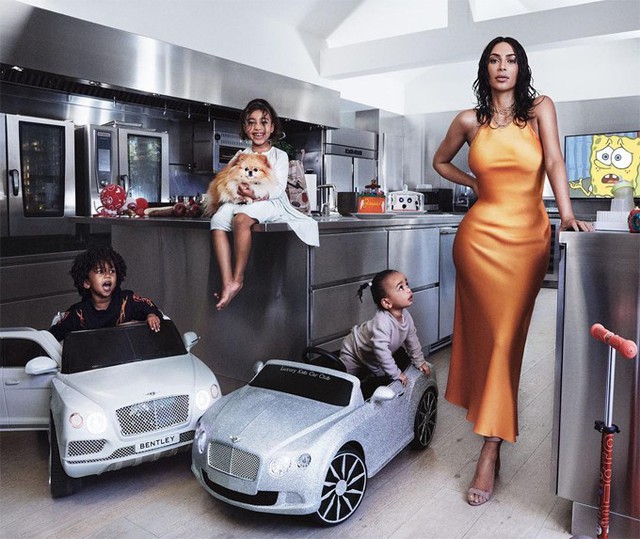 Kim Kardashian chụp ảnh cùng ba nhóc tỳ trong căn bếp hiện đại, tiện nghi của biệt thự.