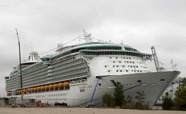 Du thuyền Freedom of the Seas, một trong những con tàu trong phi đội khổng lồ của công ty Royal Caribbean. Ảnh: AP.