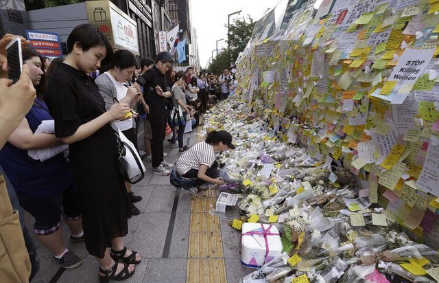 Người dân tưởng niệm cô gái bị đâm chết tại gần ga tàu Gangnam ngày 21/5/2016. Ảnh: AP.
