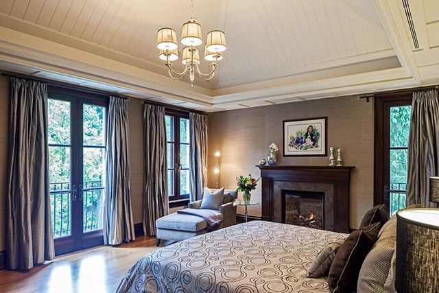 
Trần nhà gỗ sơn trắng thích hợp với những căn phòng ngủ mang phong cách thanh lịch, hiện đại.
